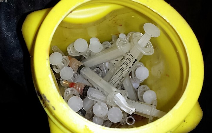 Syringes are a hazardous material and cannot go in the recycle bin.