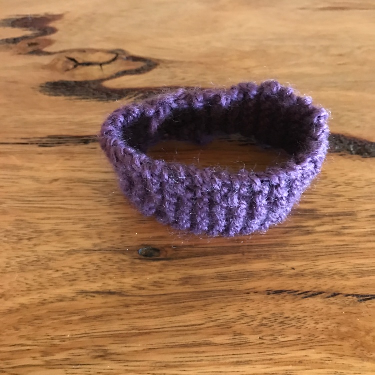 Hair band made from upcycled yarn from old clothing.